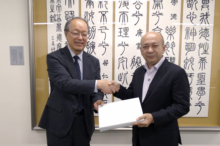 Masatoshi Ishikawa, President of Tokyo University of Science (left), and Zaliman Sauli, Vice-Chancellor of Universiti Perlis Malaysia (right)