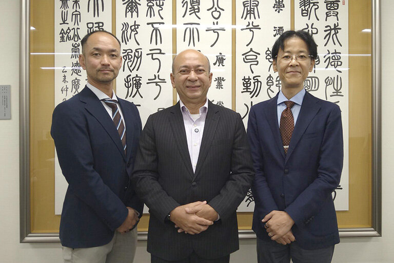 Professor Hiroshi Takemura (left), Vice-Chancellor Zaliman Sauli of the University of Perlis Malaysia (center), and Vice President Yukishige Kondo (right)