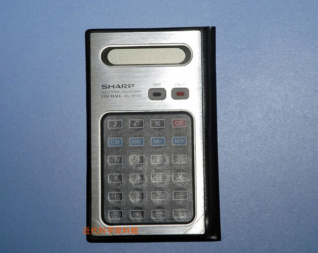 11977発売 8,500円　世界初の平面タッチキータイプ。本体はアルミニューム製　65g、5mmと薄型　価格8500円。 2台所有　自動節電方式 