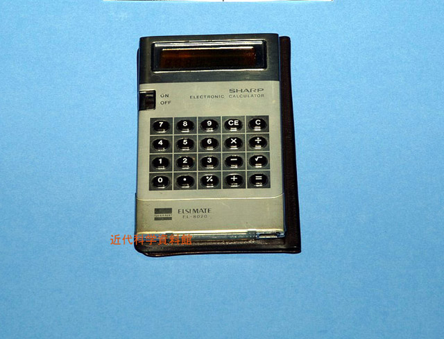 1976発売 手帳電卓（YellowLCD型）　長寿命のFEMタイプの液晶表示装置　65g。厚さ7mmは当時最高最薄　価格7500円 低消費電力　一度の充電で15時間使用可 