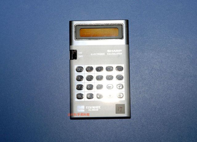1976発売 世界最初の太陽電池電卓　受光部は電卓の裏側　価格2,480円　65g　 充電式ボタン電池も内蔵し、
暗くても使用可能　 