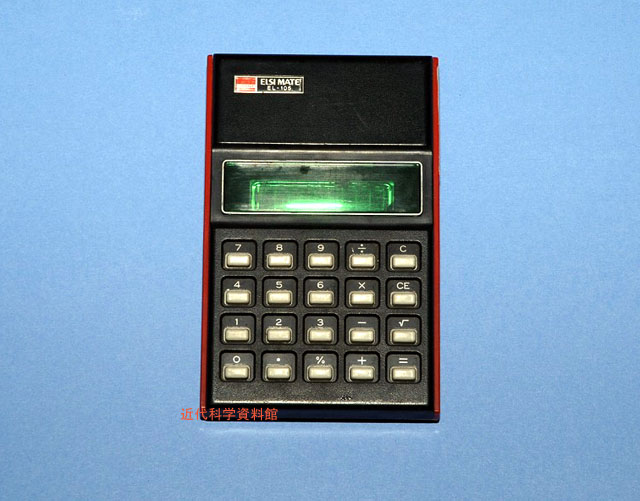 1976発売 8桁蛍光表示　169g 単三電池2個　8時間使用可 