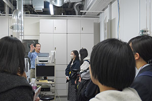 化学系機器分析センターツアーの様子