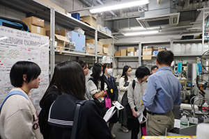 研究室にて実験を見学する様子