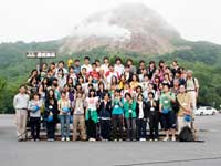 昭和新山を背に記念撮影
