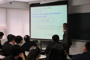 大連理工大学の学部生が本学を訪問_徳永教授による授業