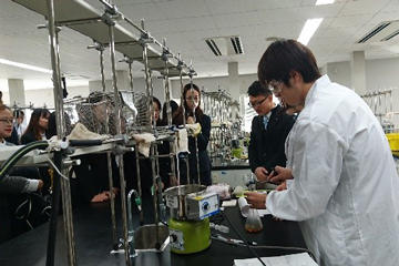 中国大連理工大学薬学部の学生が野田キャンパス薬学部を見学