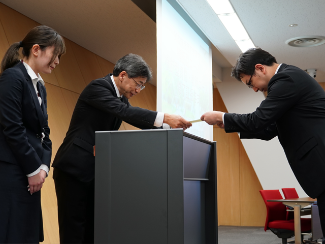 「理工学研究科 横断型コース、横断型資格・教職コース」を108名が修了 野田キャンパスでコース修了証授与式を挙行