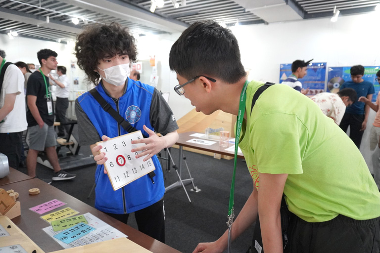 国際数学オリンピック(IMO)の選手団が東京理科大学 数学体験館に来館