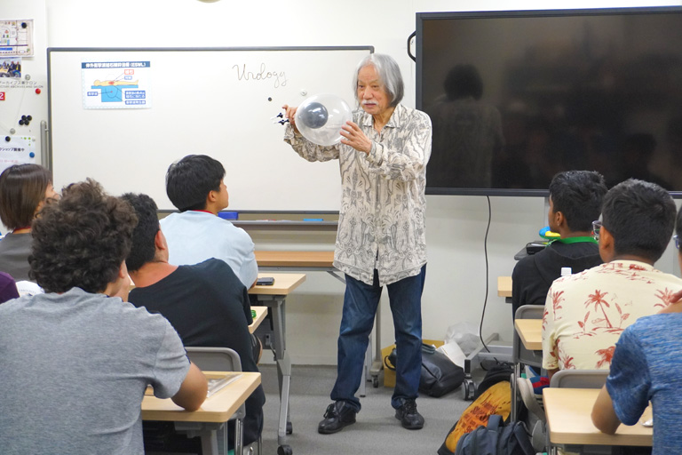 国際数学オリンピック(IMO)の選手団が東京理科大学 数学体験館に来館