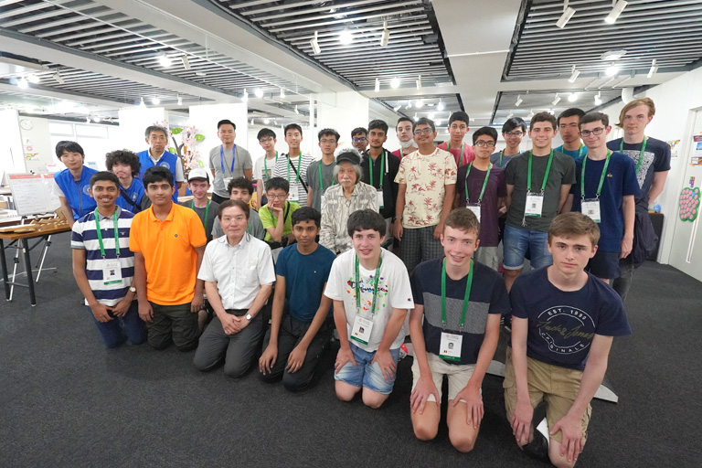 国際数学オリンピック(IMO)の選手団が東京理科大学 数学体験館に来館