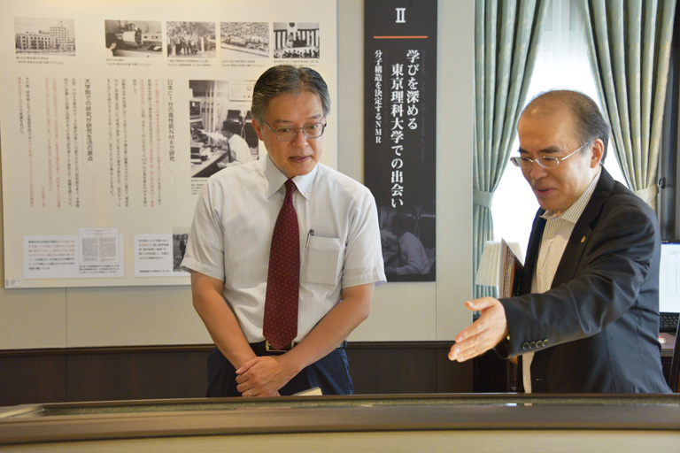新宿区長が本学近代科学資料館を来訪