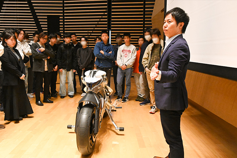 ヤマハ発動機株式会社が本学で出張授業~学生約150人にモノづくりにおけるチャレンジ精神を伝える