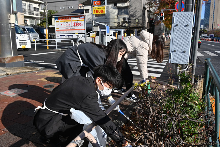 神楽坂キャンパスで「秋の地域ごみゼロ運動」を実施