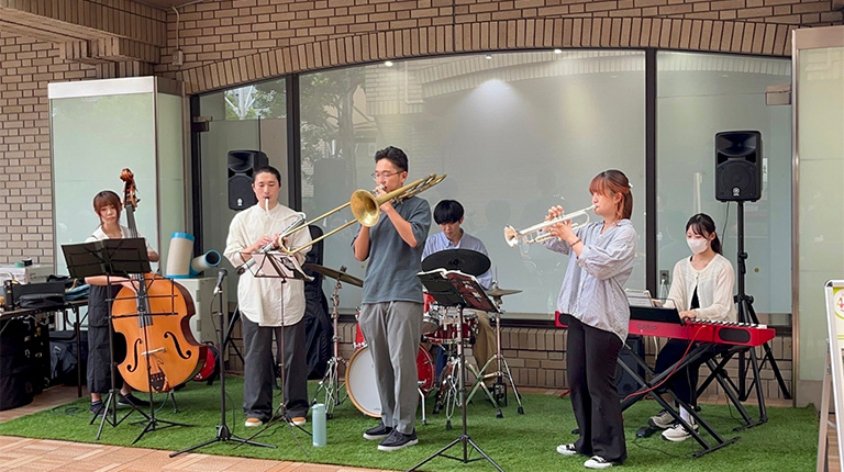飯田橋ラムラ月例イベント「ラムラのマルシェ」に本学I部同好会モダンジャズグループが参加