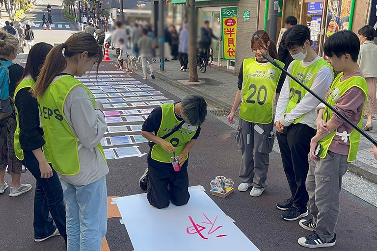 神楽坂まち飛びフェスタ「坂にお絵描き」に本学神楽坂地区理大祭実行委員会の学生らがボランティアスタッフとして参加