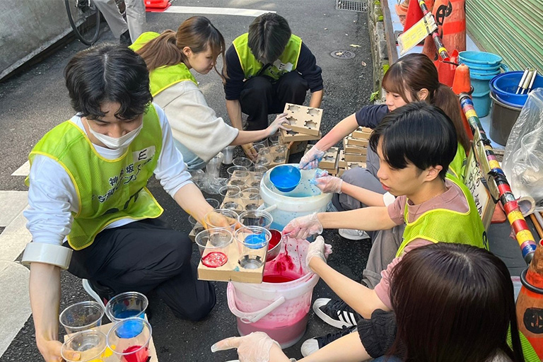 神楽坂まち飛びフェスタ「坂にお絵描き」に本学神楽坂地区理大祭実行委員会の学生らがボランティアスタッフとして参加