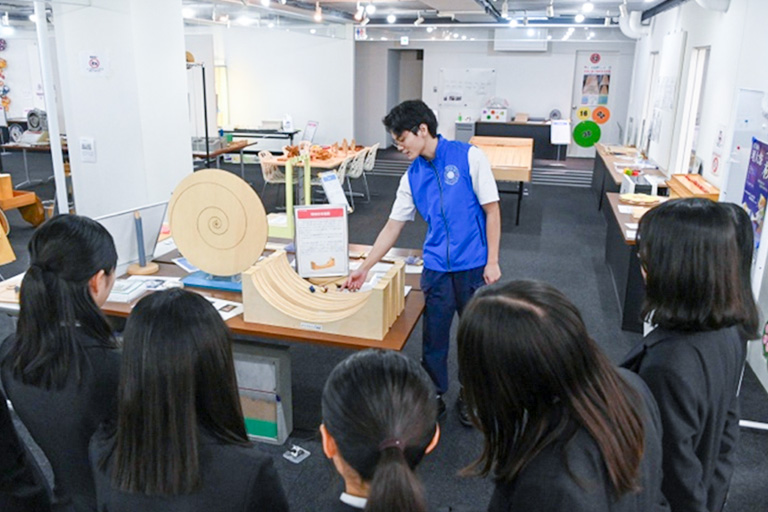 晃華学園中学校高等学校の生徒が来訪