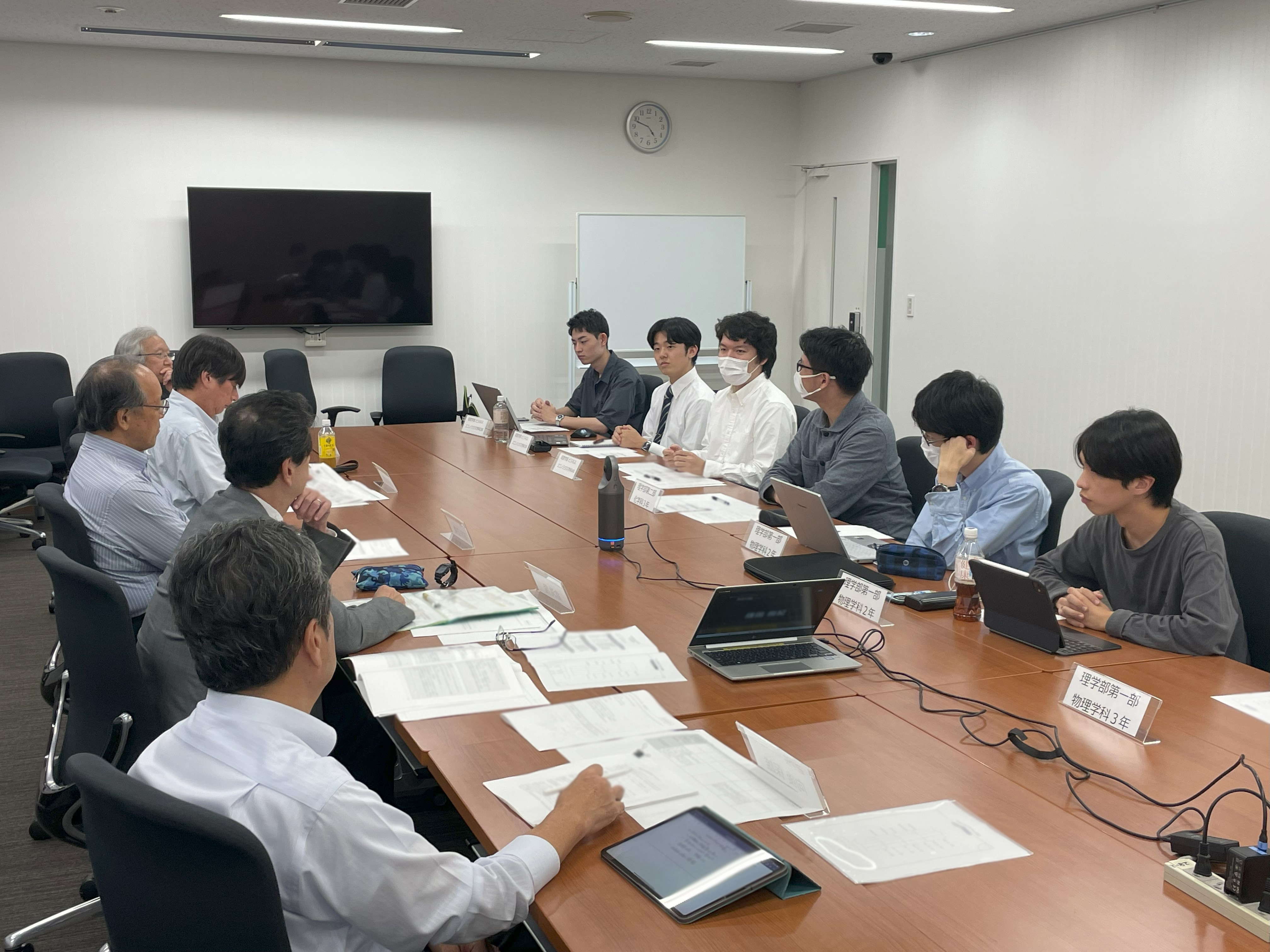 学生と学長室の先生方が意見交換会を行いました