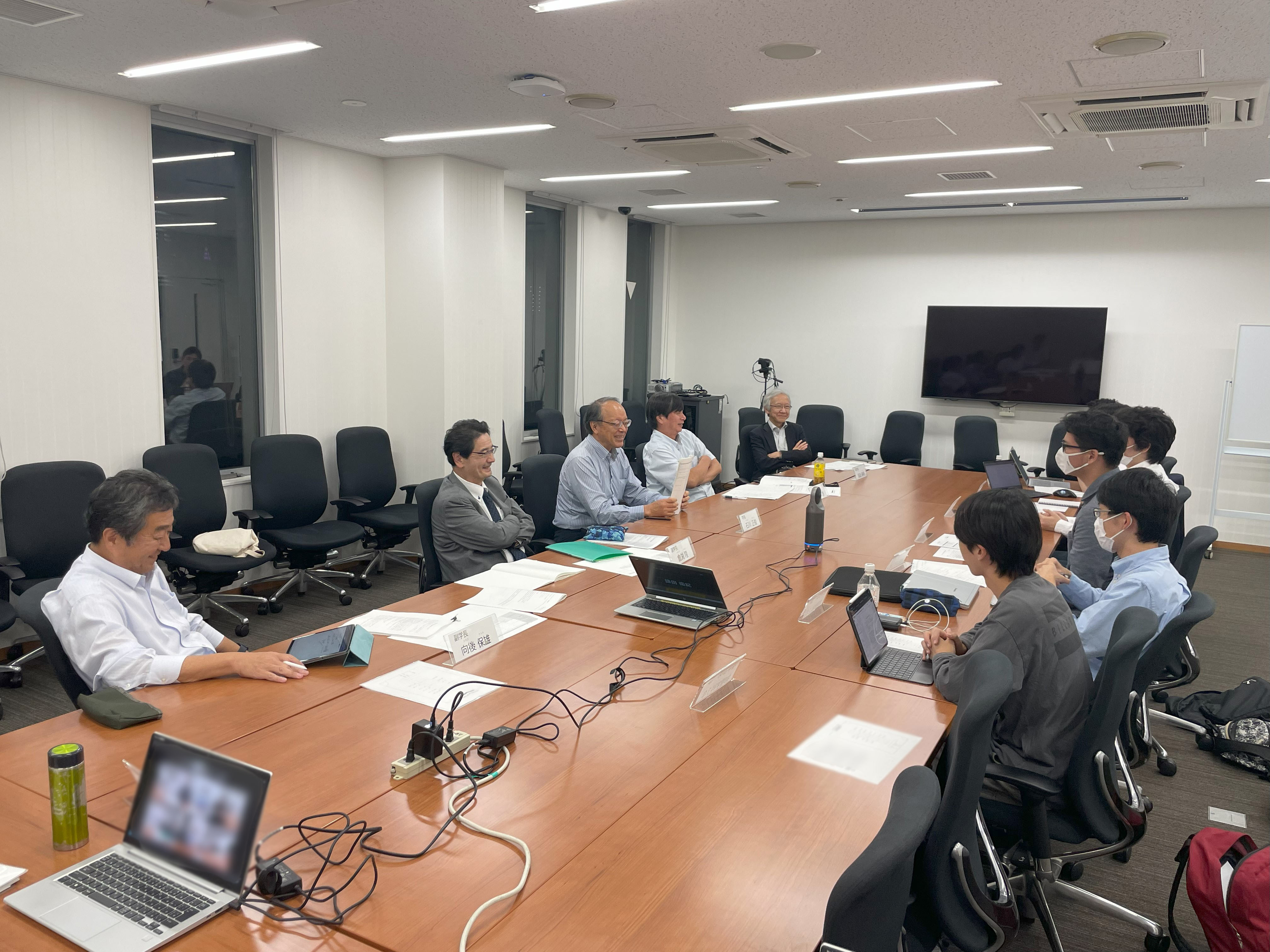 学生と学長室の先生方が意見交換会を行いました