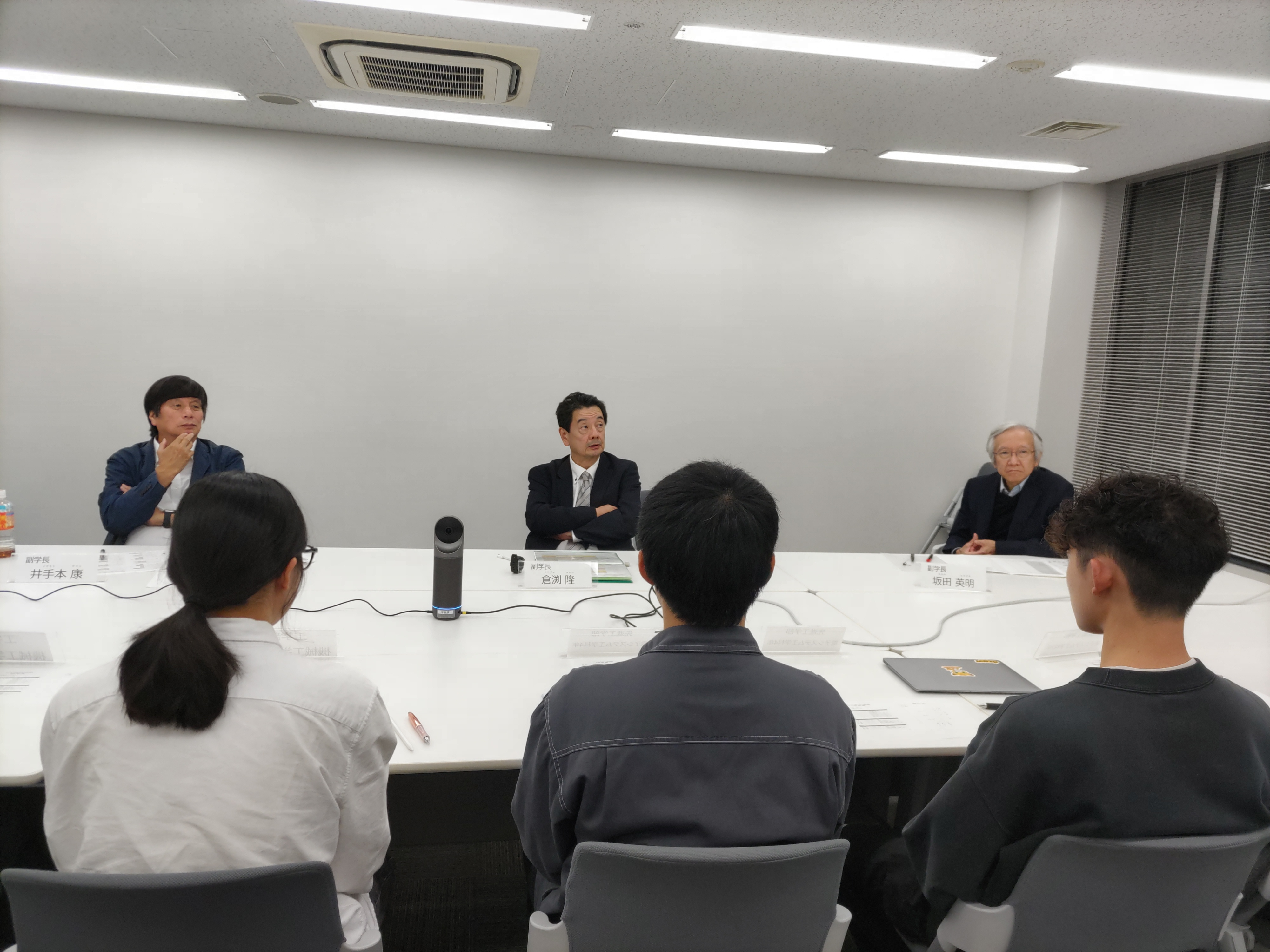 学生と学長室の先生方が意見交換会を行いました