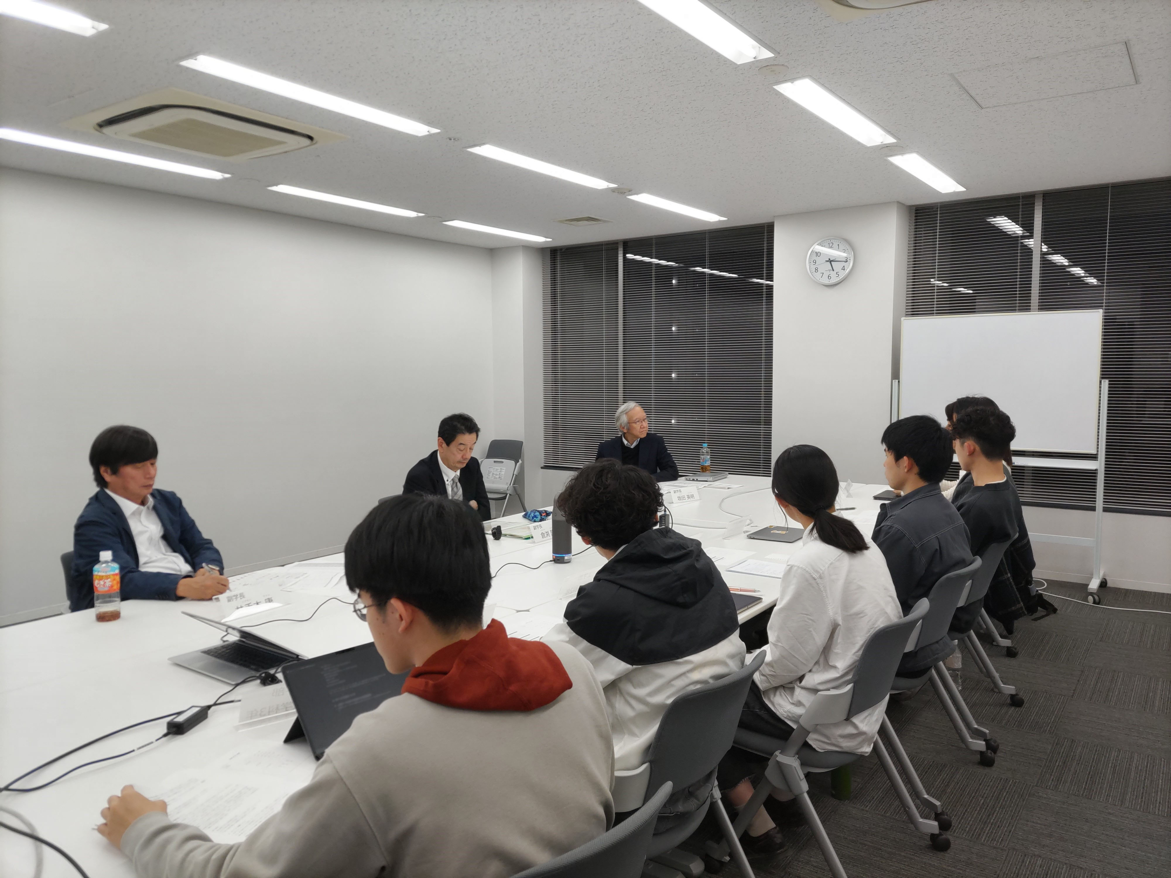 学生と学長室の先生方が意見交換会を行いました