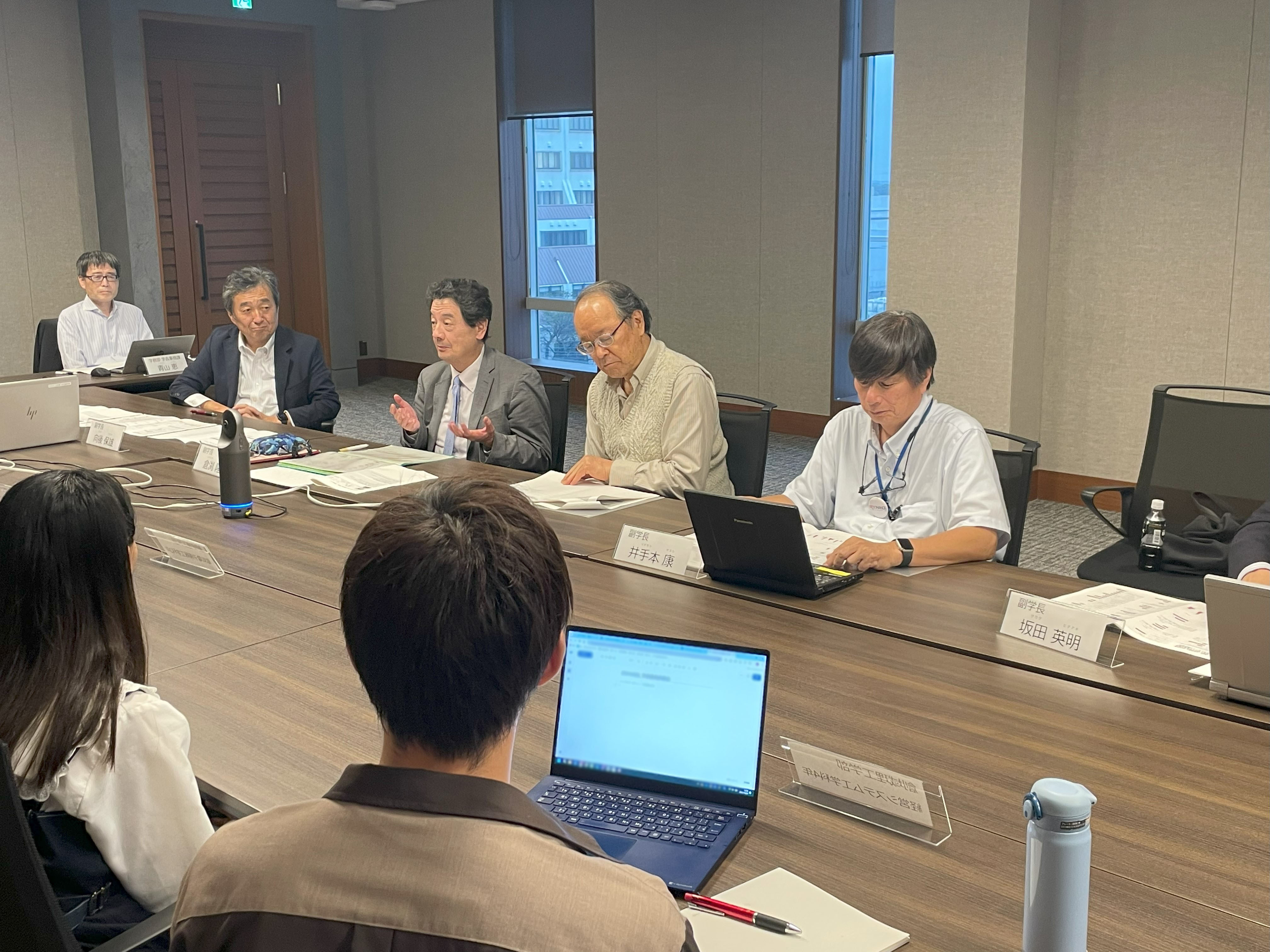 学生と学長室の先生方が意見交換会を行いました
