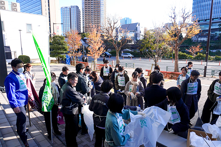 神楽坂キャンパスで「秋の地域ごみゼロ運動」を実施