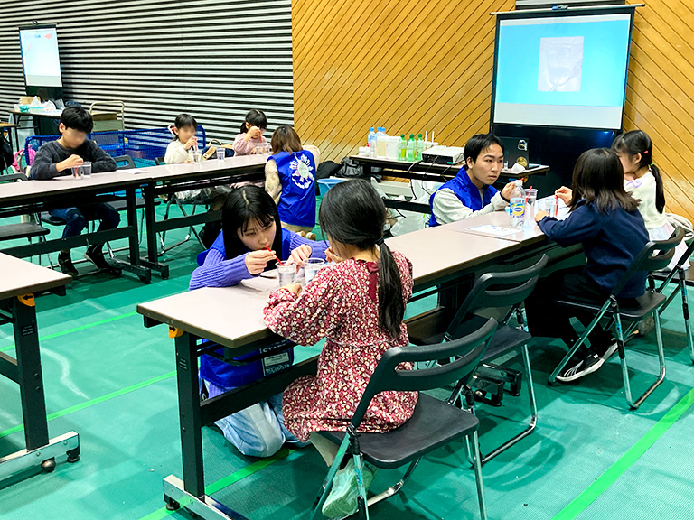 サイエンスコミュニケーションサークルchibi lab.が新宿区「サイエンスフェスタ2024」で科学実験プログラムを実施(12月14日)