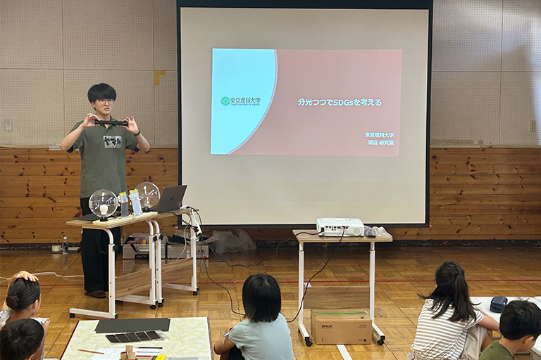 【開催報告】新宿区立中町図書館で本学学生がイベント「サイエンスわくわくランド!〜光のひみつをのぞいてみよう〜」を開催(7/20)