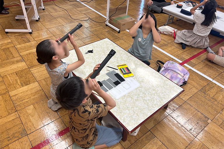 【開催報告】新宿区立中町図書館で本学学生がイベント「サイエンスわくわくランド!〜光のひみつをのぞいてみよう〜」を開催(7/20)
