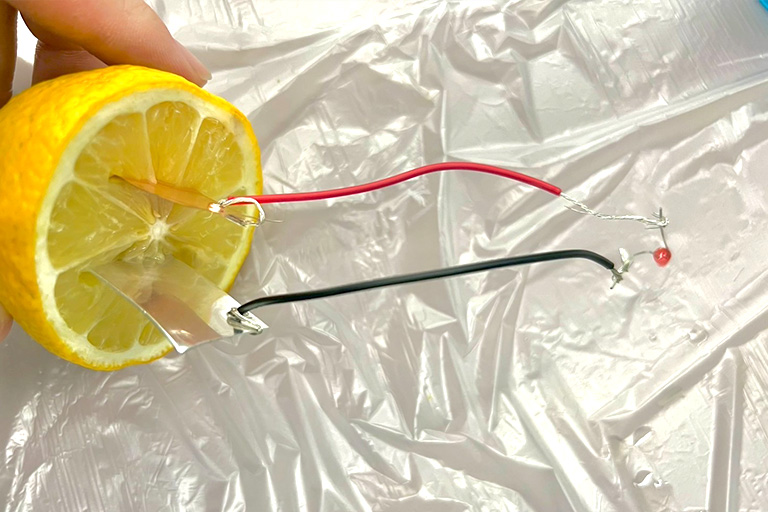 理科教育サークル SCOPEが新宿サイエンスネットワーク「みんなで実験講座」で科学実験プログラムを実施(9/28)