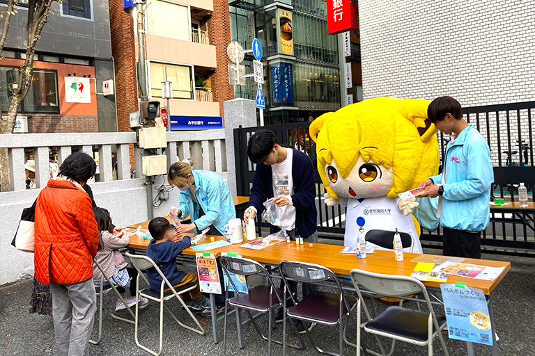 神楽坂まち飛びフェスタに本学神楽坂地区理大祭実行委員会の学生らが参加