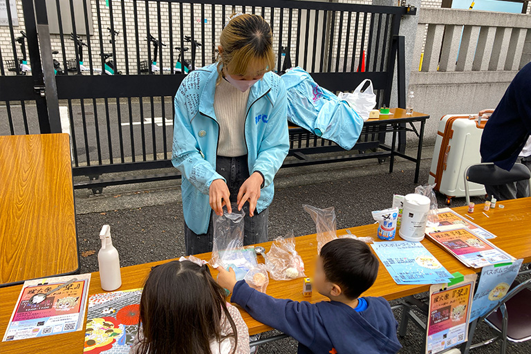 神楽坂まち飛びフェスタに本学神楽坂地区理大祭実行委員会の学生らが参加