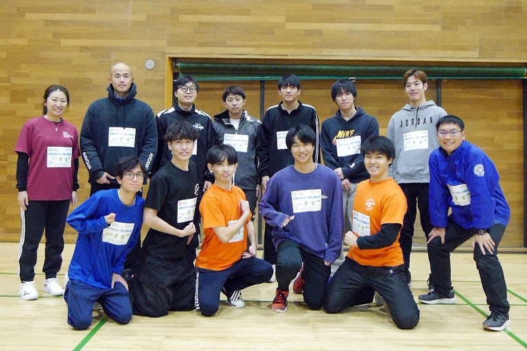 本学学生、教職員で記念撮影