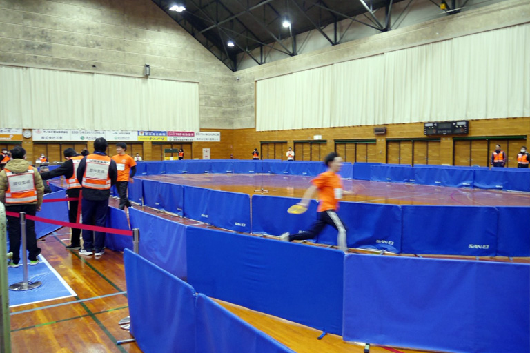 全力疾走する本学学生