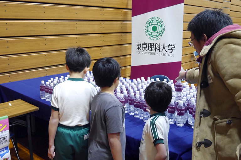 ミネラルウォーター配布ブース