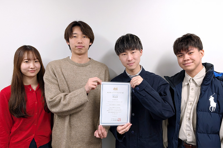 新聞広告部門：左から、大和さん、森實さん、和泉さん、岩本さん