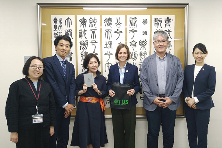 神楽坂キャンパス内での集合写真
