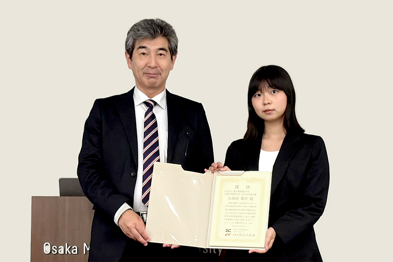 左から、長谷川教授、久保田さん