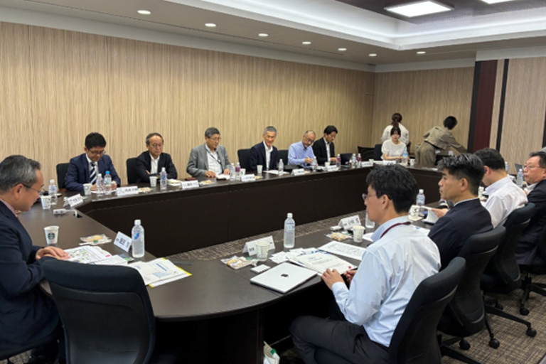 新エネルギー・産業技術総合開発機構（NEDO）横島副理事長一行が本学を表敬訪問、今後の学術・研究交流の発展に向けて懇談