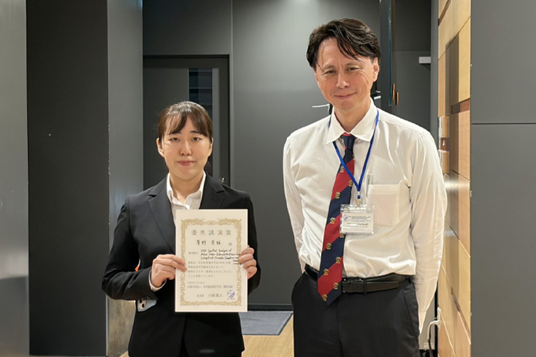 左から：草野さん、小嗣教授