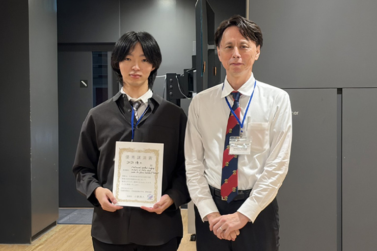 左から：諏訪さん、小嗣教授
