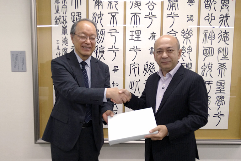 東京理科大学の石川 正俊学長（左）とマレーシアプルリス大学のZaliman Sauli学長（右）