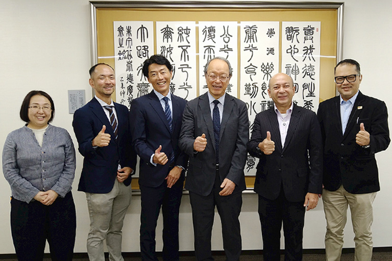 神楽坂キャンパス内での集合写真