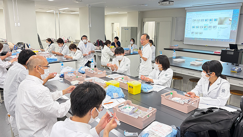 葛飾区内の現役薬剤師向け研修プログラム「無菌調製技能習得研修会」