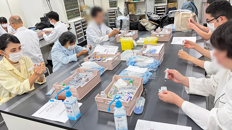 葛飾区内の現役薬剤師向け研修プログラム「無菌調製技能習得研修会」