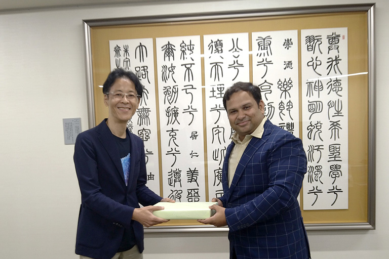 東京理科大学の近藤行成副学長（左）とSRM AP大学の<br>Sutharsan Govindarajan副部長（右）