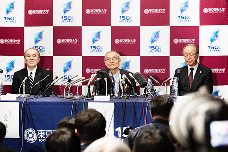 硤合憲三名誉教授が記者会見を行いました