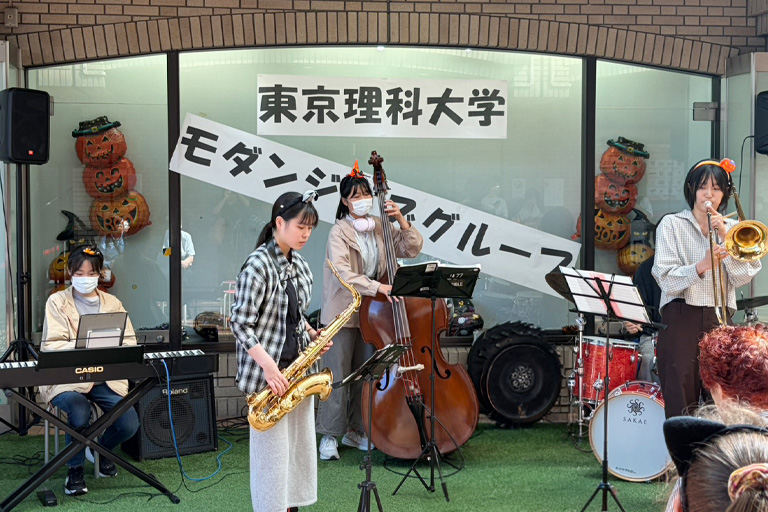 飯田橋ラムラ月例イベント「ラムラのマルシェ」に本学I部同好会モダンジャズグループが参加